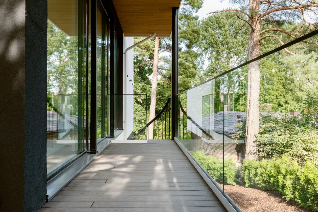 Kaunis harmaa puukomposiitti toimii terassilautana modernissa kodissa.