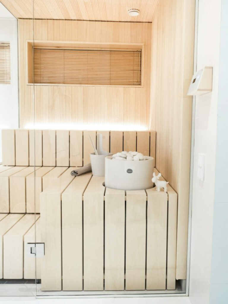 Haapalauteet ja haapapaneelit ovat tyylikäs valinta skandinaaviseen saunaan. Valkoinen kiuas viimeistelee saunan tyylin.