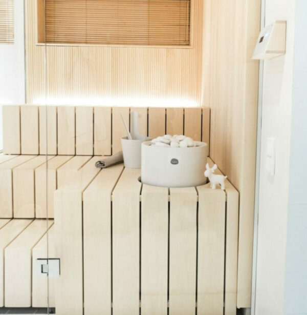 Haapa laudepuu on tyylikäs valinta skandinaaviseen saunaan. Valkoinen kiuas viimeistelee saunan tyylin.