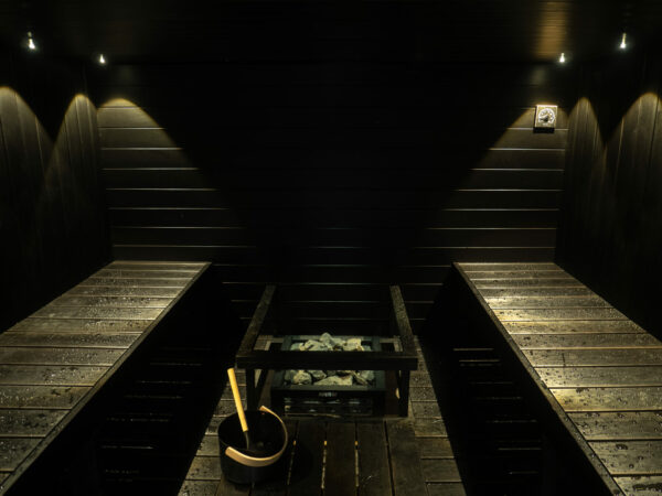 Musta sauna. Mustat saunan lauteet ja saunapaneelit.